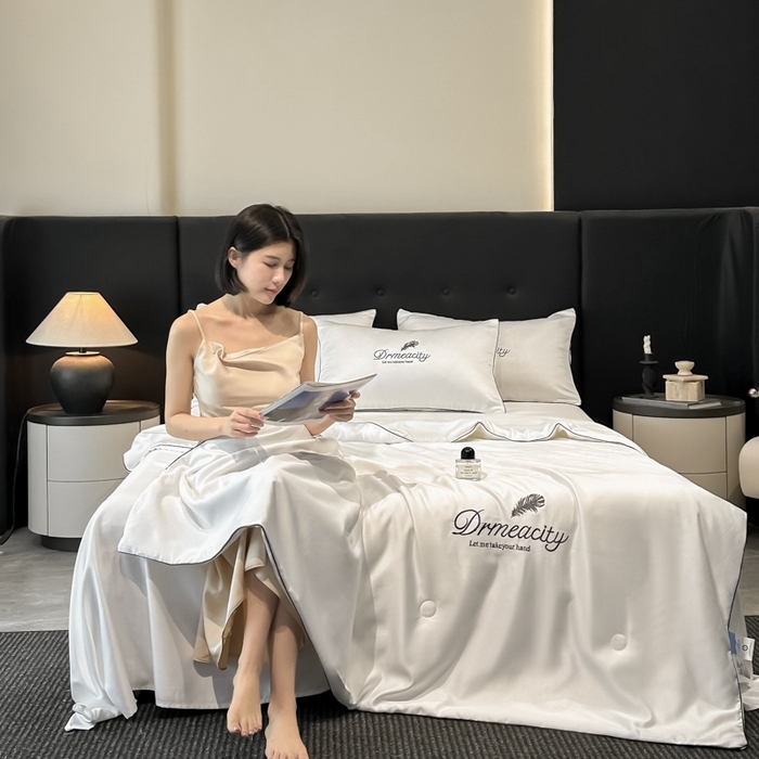 91家纺网 家纺一手货源 找家纺 伊梵居 2025新款水洗真丝刺绣夏被四件套 梦羽-本白