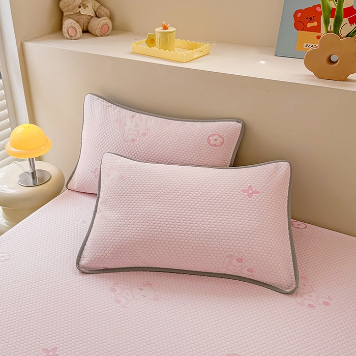 91家纺网 家纺一手货源 找家纺 雪鲨家纺  2025新款凉感冰豆豆凉席凉豆豆三件套冰丝提花软席PE 小熊粉