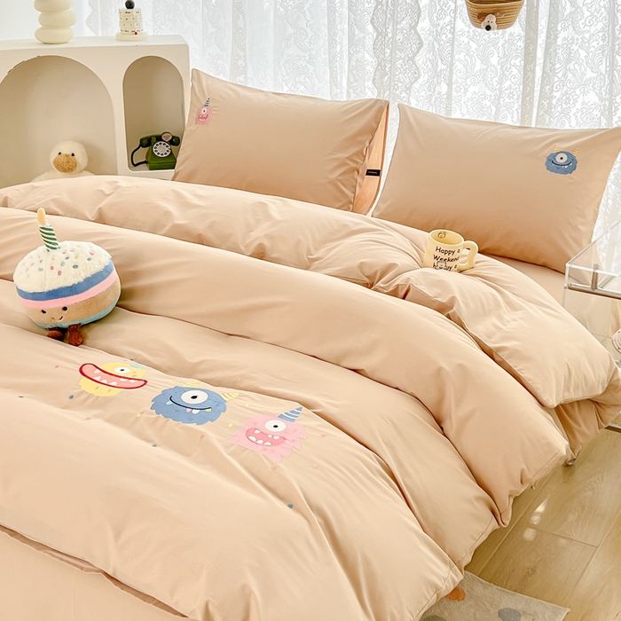 91家纺网 家纺一手货源 找家纺 曼町家居 2025春夏新款40支全棉纯棉水洗棉刺绣四件套 哆啦趣梦--浅纱色