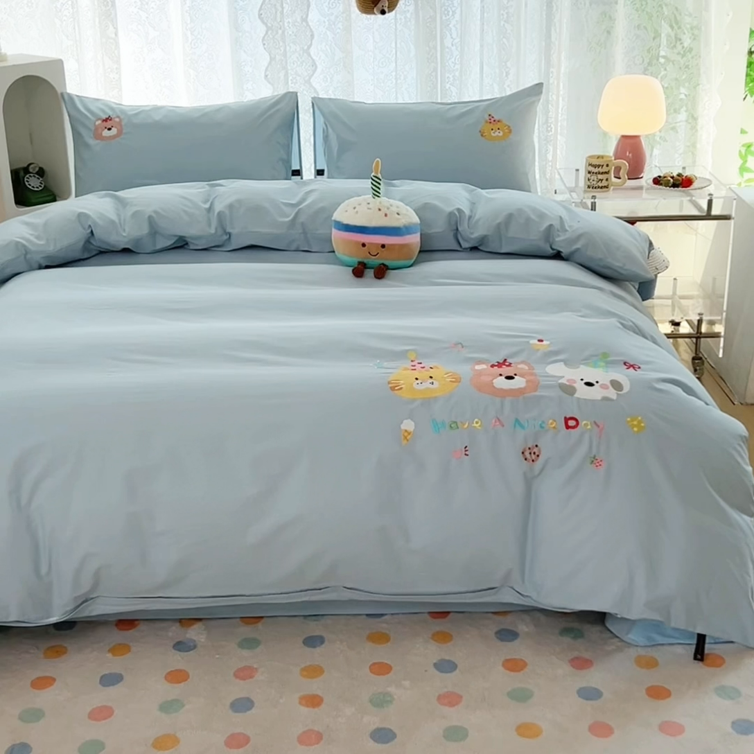 91家纺网 家纺一手货源 找家纺 曼町家居 2025春夏新款40支全棉纯棉水洗棉刺绣四件套 萌趣熊抱-北欧蓝