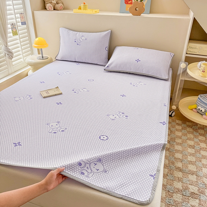 91家纺网 家纺一手货源 找家纺 雪鲨家纺  2025新款凉感冰豆豆凉席凉豆豆三件套冰丝提花软席PE 小熊紫