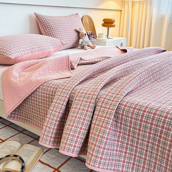 91家纺网 家纺一手货源 找家纺 沐纯家居 2025新款格子款天丝棉床盖三件套 布丁粉