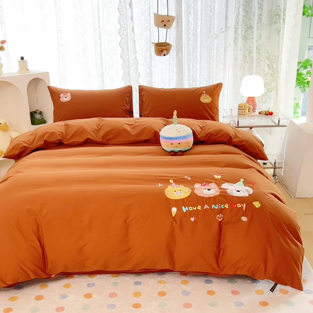 91家纺网 家纺一手货源 找家纺 曼町家居 2025春夏新款40支全棉纯棉水洗棉刺绣四件套 萌趣熊抱-复古咖