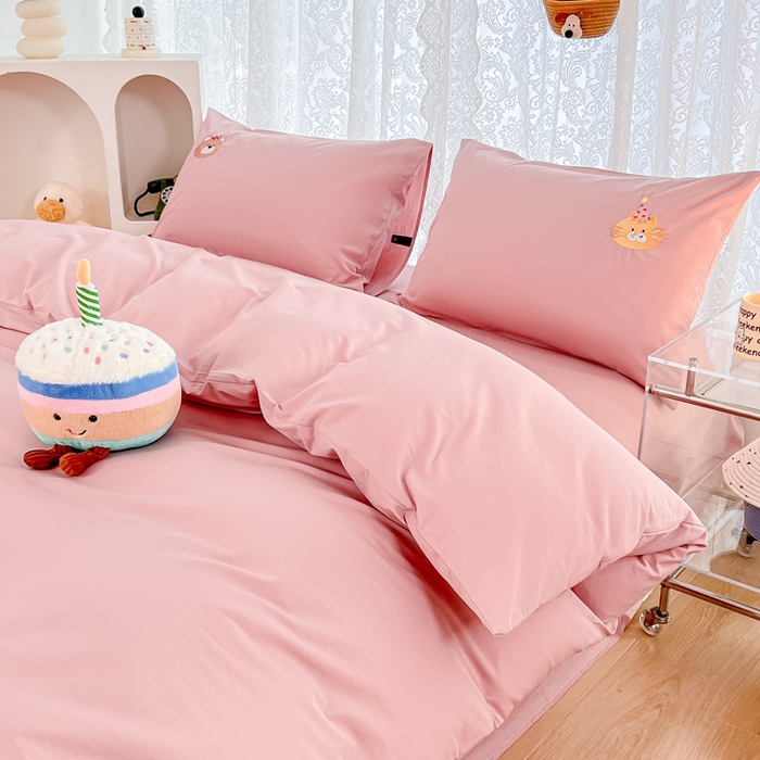 91家纺网 家纺一手货源 找家纺 曼町家居 2025春夏新款40支全棉纯棉水洗棉刺绣四件套 萌趣熊抱--慕斯粉