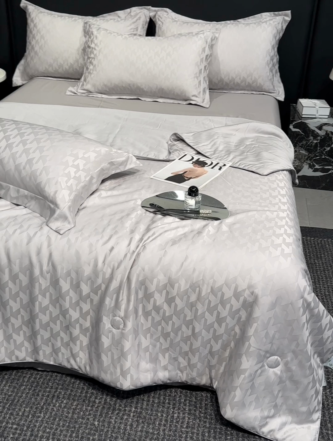 91家纺网 家纺一手货源 找家纺  慕晨 2025新款莱赛尔提花四件套高级简奢款天丝4件套直播热款 贝立雅