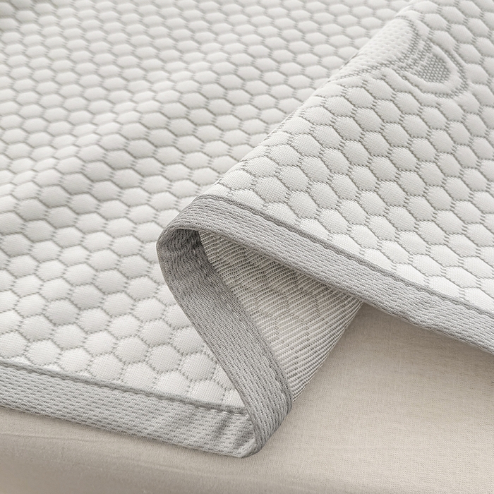 91家纺网 家纺一手货源 找家纺 雪鲨家纺  2025新款凉感冰豆豆凉席凉豆豆三件套冰丝提花软席PE 小熊灰