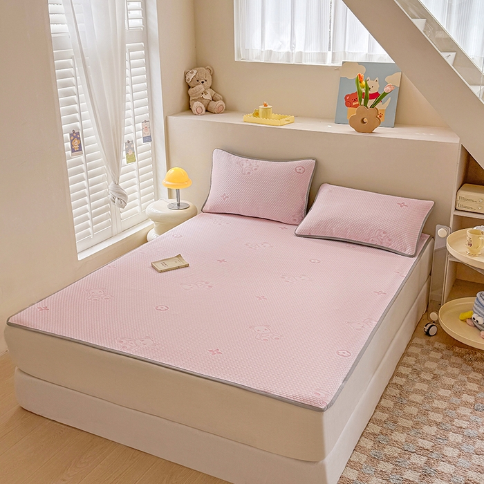 91家纺网 家纺一手货源 找家纺 雪鲨家纺  2025新款凉感冰豆豆凉席凉豆豆三件套冰丝提花软席PE 小熊粉