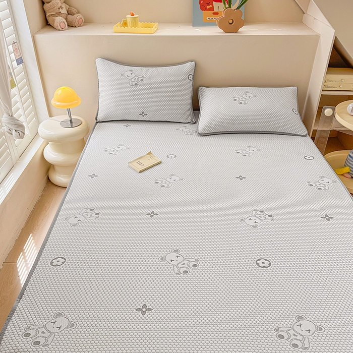 91家纺网 家纺一手货源 找家纺 雪鲨家纺  2025新款凉感冰豆豆凉席凉豆豆三件套冰丝提花软席PE 小熊灰