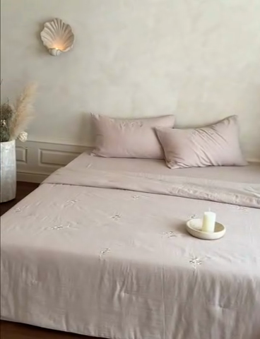 91家纺网 家纺一手货源 找家纺 鹿班家居 2025年夏季双层皱皱纱刺绣夏被系列—猫耳花园【标准会员-20元】 棕色