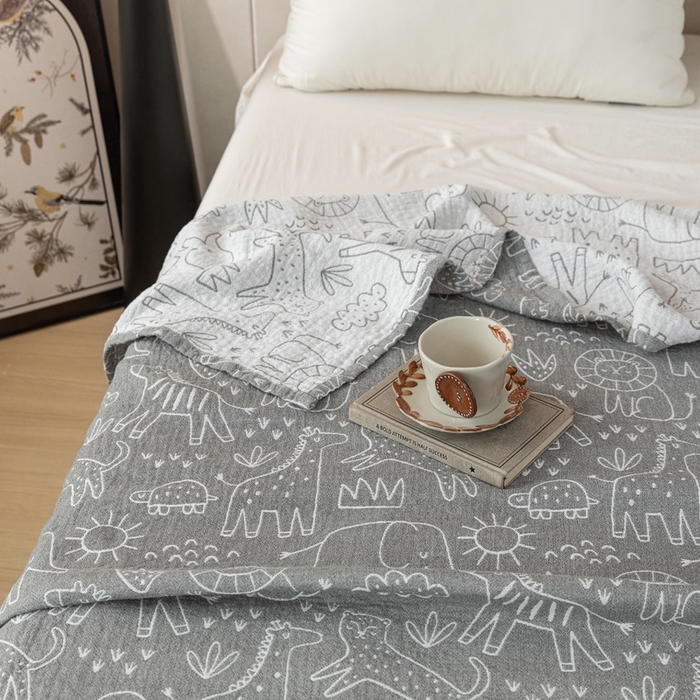 91家纺网 家纺一手货源 找家纺 乐家毛巾被 2025春夏新款三层棉全棉纯棉毛巾被 灰色简笔画