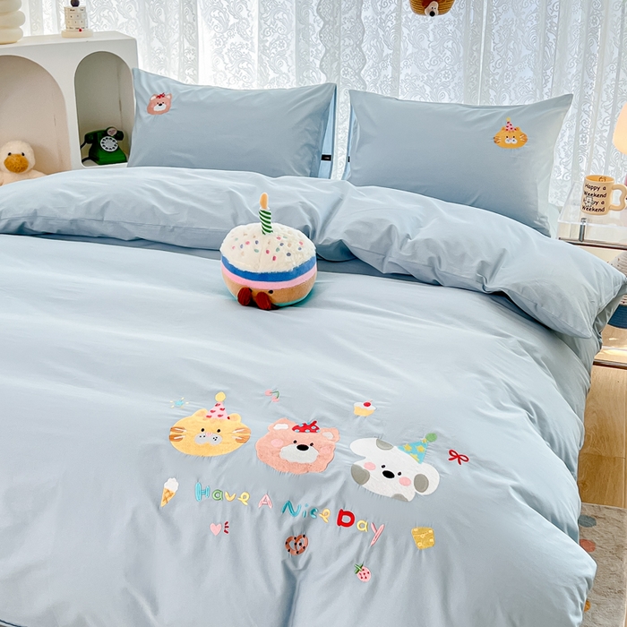 91家纺网 家纺一手货源 找家纺 曼町家居 2025春夏新款40支全棉纯棉水洗棉刺绣四件套 萌趣熊抱-北欧蓝