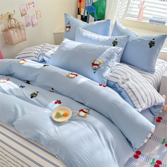91家纺网 家纺一手货源 找家纺 多品 2025春夏新款水洗棉毛巾绣卡通系列被套单件-单被套 豆丁企鹅 蓝条