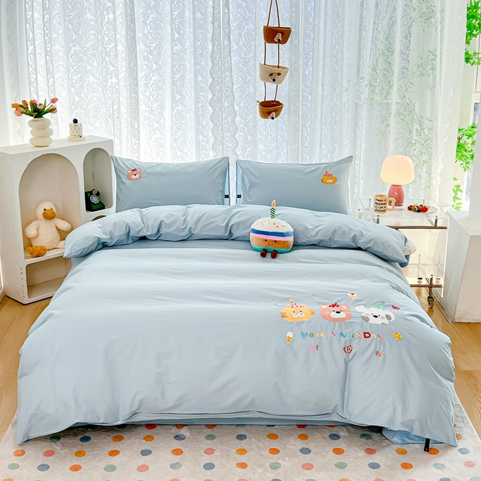 91家纺网 家纺一手货源 找家纺 曼町家居 2025春夏新款40支全棉纯棉水洗棉刺绣四件套 萌趣熊抱-北欧蓝