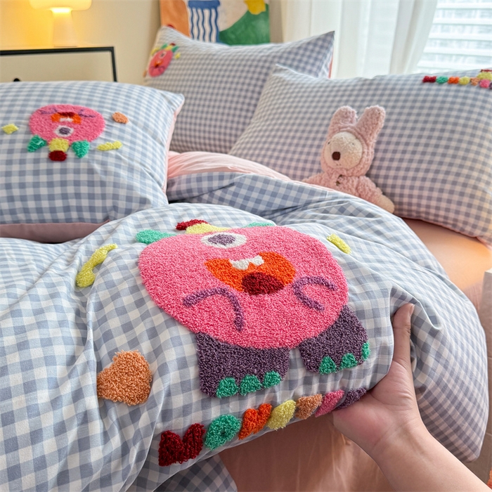 91家纺网 家纺一手货源 找家纺 多品 2025春夏新款水洗棉毛巾绣卡通系列四件套-系列二 格子怪兽