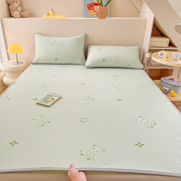 91家纺网 家纺一手货源 找家纺 雪鲨家纺  2025新款凉感冰豆豆凉席凉豆豆三件套冰丝提花软席PE 小熊绿