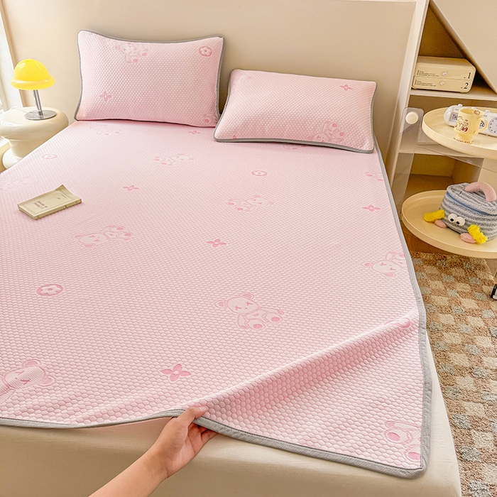 91家纺网 家纺一手货源 找家纺 雪鲨家纺  2025新款凉感冰豆豆凉席凉豆豆三件套冰丝提花软席PE 小熊粉