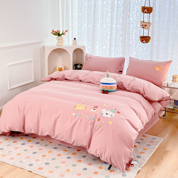 91家纺网 家纺一手货源 找家纺 曼町家居 2025春夏新款40支全棉纯棉水洗棉刺绣四件套 萌趣熊抱--慕斯粉