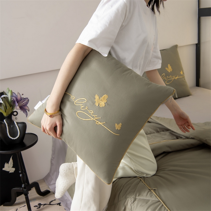 91家纺网 家纺一手货源 找家纺 照世家纺 2025新款柔软透气全棉抱枕被-蝶影（控价不低于40*40的69，45*45的89，50*50的109，55*55的139，60*60的189）蝶影-灰