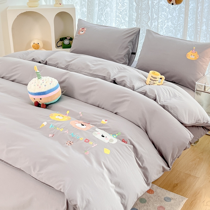 91家纺网 家纺一手货源 找家纺 曼町家居 2025春夏新款40支全棉纯棉水洗棉刺绣四件套 萌趣熊抱-薄雾灰