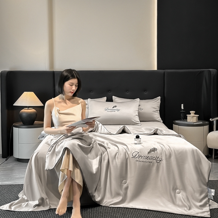 91家纺网 家纺一手货源 找家纺 伊梵居 2025新款水洗真丝刺绣夏被四件套 梦羽-山灰