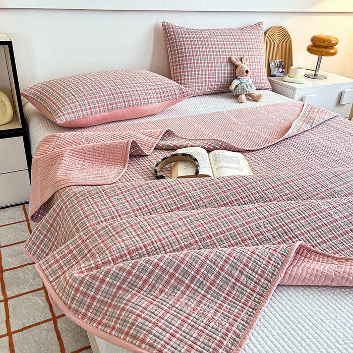 91家纺网 家纺一手货源 找家纺 沐纯家居 2025新款格子款天丝棉床盖三件套 布丁粉