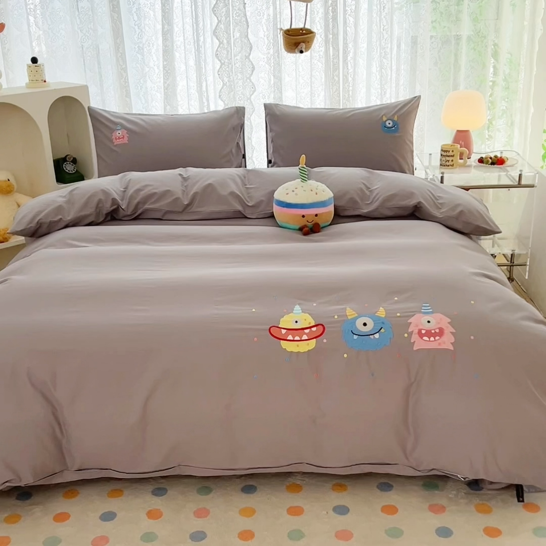 91家纺网 家纺一手货源 找家纺 曼町家居 2025春夏新款40支全棉纯棉水洗棉刺绣四件套 哆啦趣梦-薄雾灰