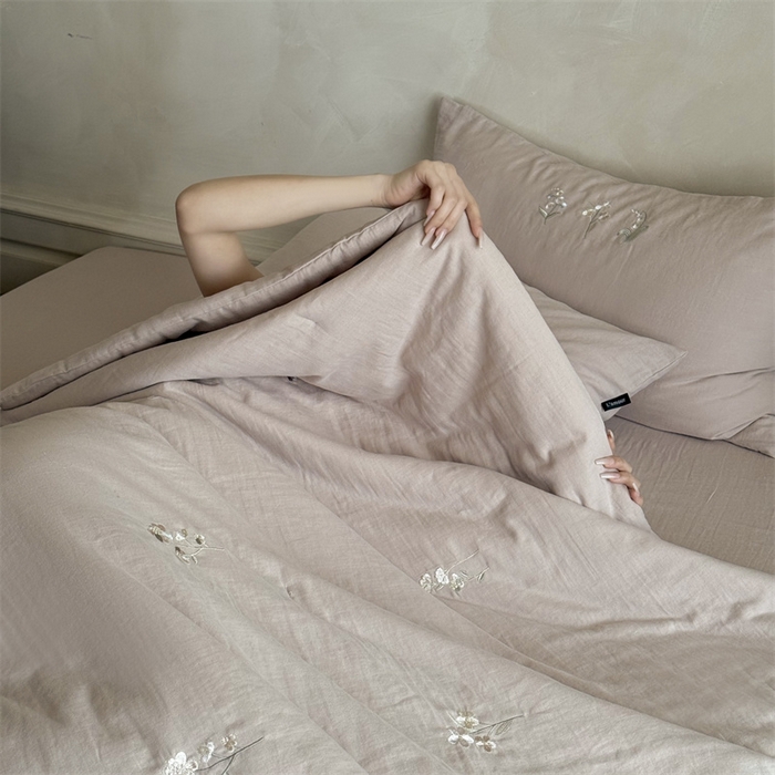 91家纺网 家纺一手货源 找家纺 鹿班家居 2025年夏季双层皱皱纱刺绣夏被系列—猫耳花园【标准会员-20元】 棕色