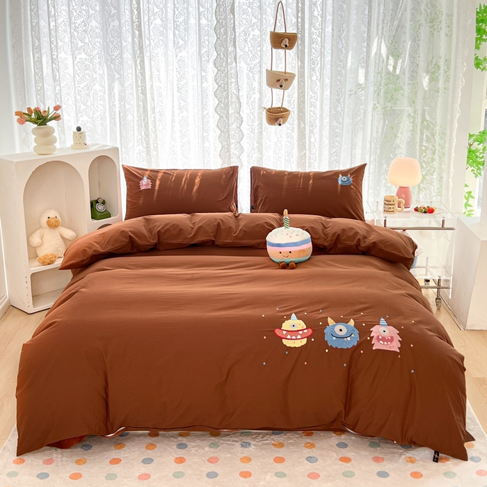 91家纺网 家纺一手货源 找家纺 曼町家居 2025春夏新款40支全棉纯棉水洗棉刺绣四件套 哆啦趣梦-复古咖