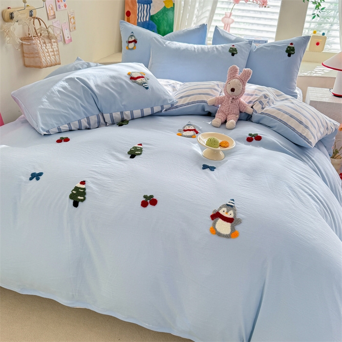 91家纺网 家纺一手货源 找家纺 多品 2025春夏新款水洗棉毛巾绣卡通系列被套单件-单被套 豆丁企鹅 蓝条