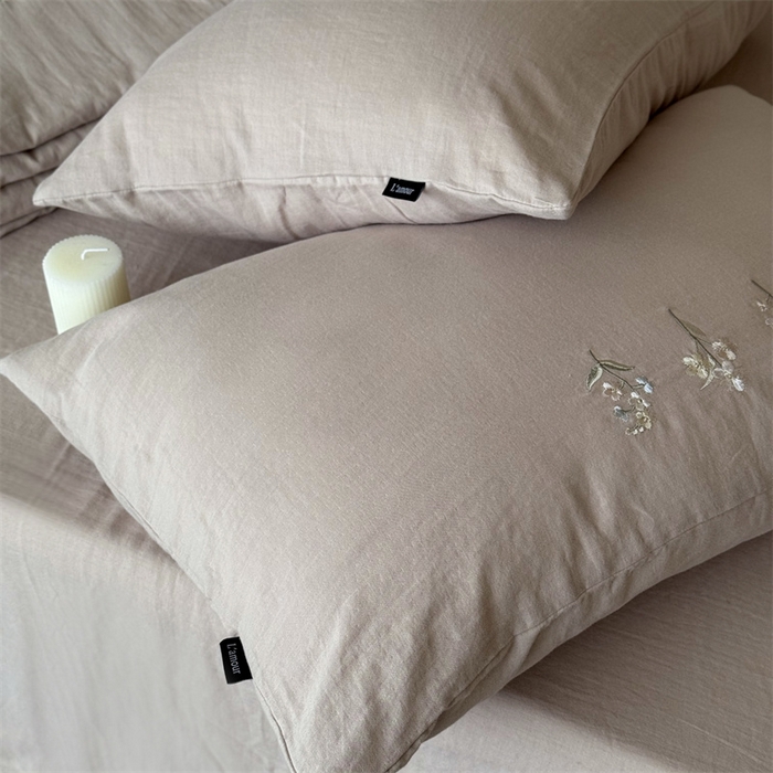 91家纺网 家纺一手货源 找家纺 鹿班家居 2025年夏季双层皱皱纱刺绣夏被系列—猫耳花园【标准会员-20元】 棕色