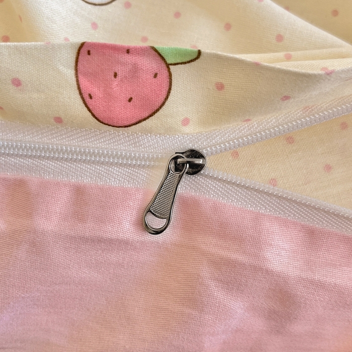 91家纺网 家纺一手货源 找家纺 Sweet dreams甜梦 2025新款全棉印花卡通小清新四件套草莓猫猫