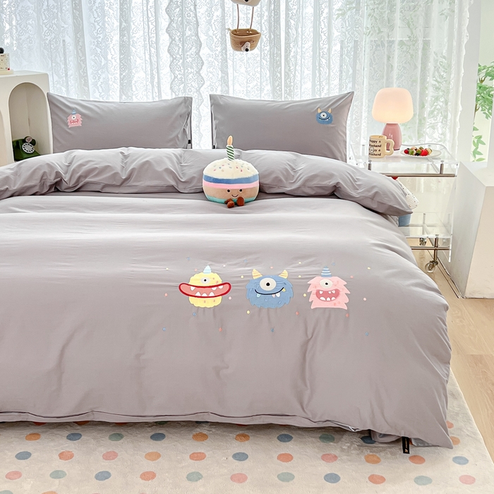 91家纺网 家纺一手货源 找家纺 曼町家居 2025春夏新款40支全棉纯棉水洗棉刺绣四件套 哆啦趣梦-薄雾灰