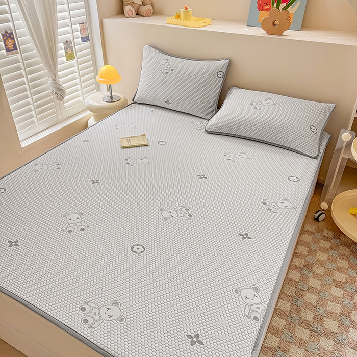 91家纺网 家纺一手货源 找家纺 雪鲨家纺  2025新款凉感冰豆豆凉席凉豆豆三件套冰丝提花软席PE 小熊灰