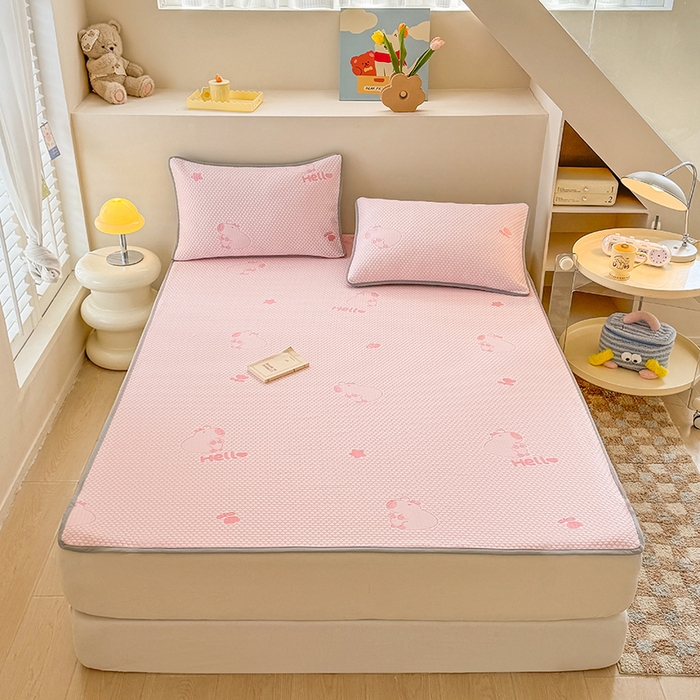 91家纺网 家纺一手货源 找家纺 雪鲨家纺  2025新款凉感冰豆豆凉席凉豆豆三件套冰丝提花软席PE 卡比巴拉粉