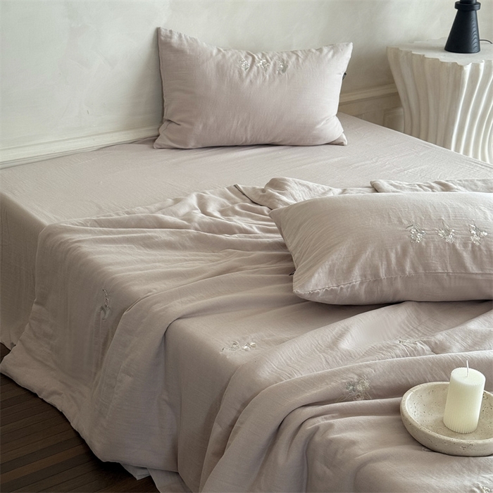 91家纺网 家纺一手货源 找家纺 鹿班家居 2025年夏季双层皱皱纱刺绣夏被系列—猫耳花园【标准会员-20元】 棕色