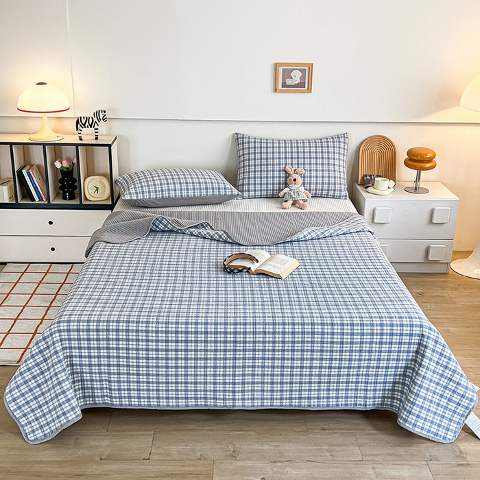 91家纺网 家纺一手货源 找家纺 沐纯家居 2025新款格子款天丝棉床盖三件套 布丁蓝-配灰