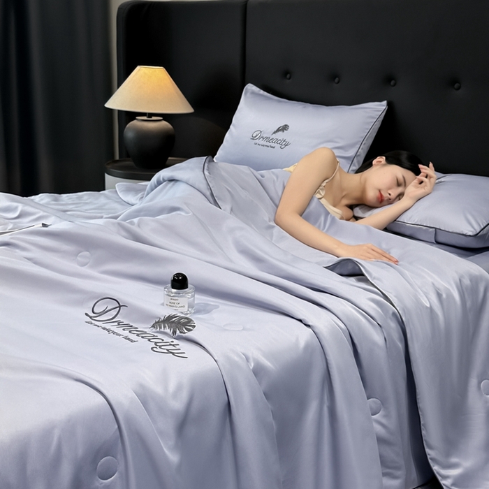 91家纺网 家纺一手货源 找家纺 伊梵居 2025新款水洗真丝刺绣夏被四件套 梦羽-星黛紫