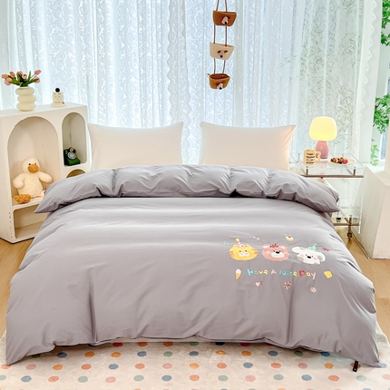 91家纺网 家纺一手货源 找家纺 曼町家居 2025春夏新款40支全棉纯棉水洗棉刺绣四件套 萌趣熊抱-薄雾灰