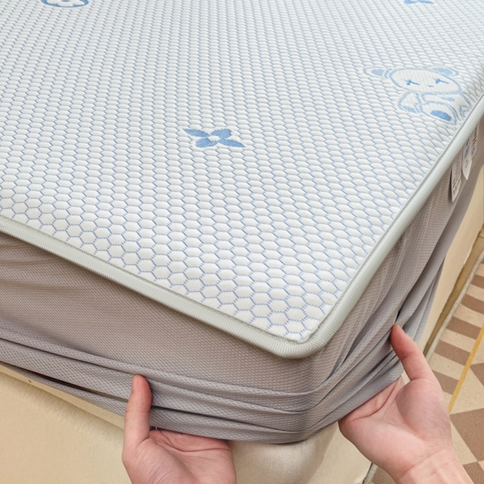 91家纺网 家纺一手货源 找家纺 静缘分2025新款直播爆款凉豆豆冰丝凉席三件套床笠款可水洗机洗夏季凉感冰豆豆空调席软席子 宝贝熊-蓝