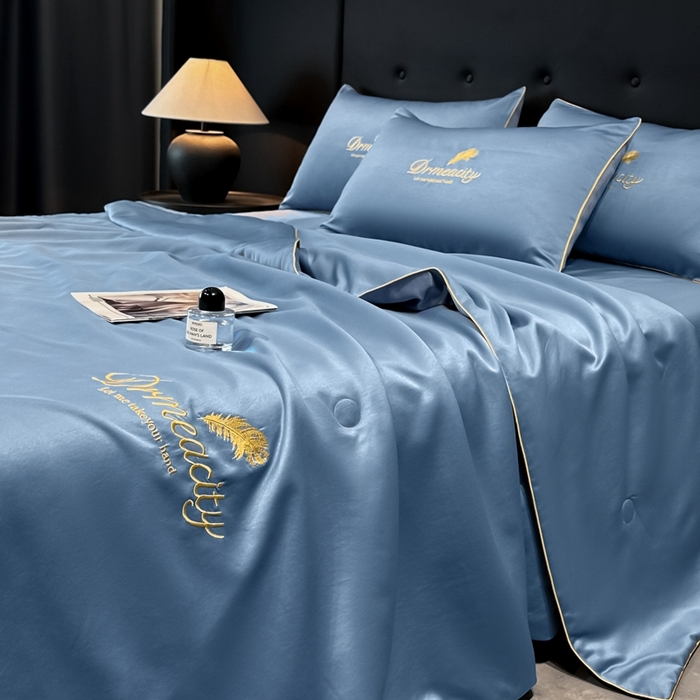 91家纺网 家纺一手货源 找家纺 伊梵居 2025新款水洗真丝刺绣夏被四件套 梦羽-宾利蓝