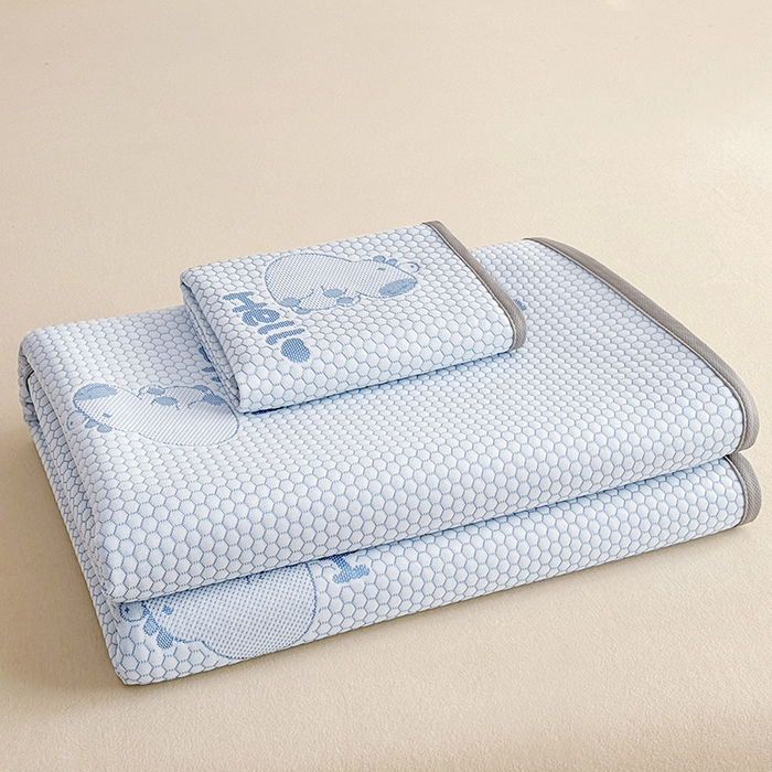 91家纺网 家纺一手货源 找家纺 雪鲨家纺  2025新款凉感冰豆豆凉席凉豆豆三件套冰丝提花软席PE 卡皮巴拉蓝