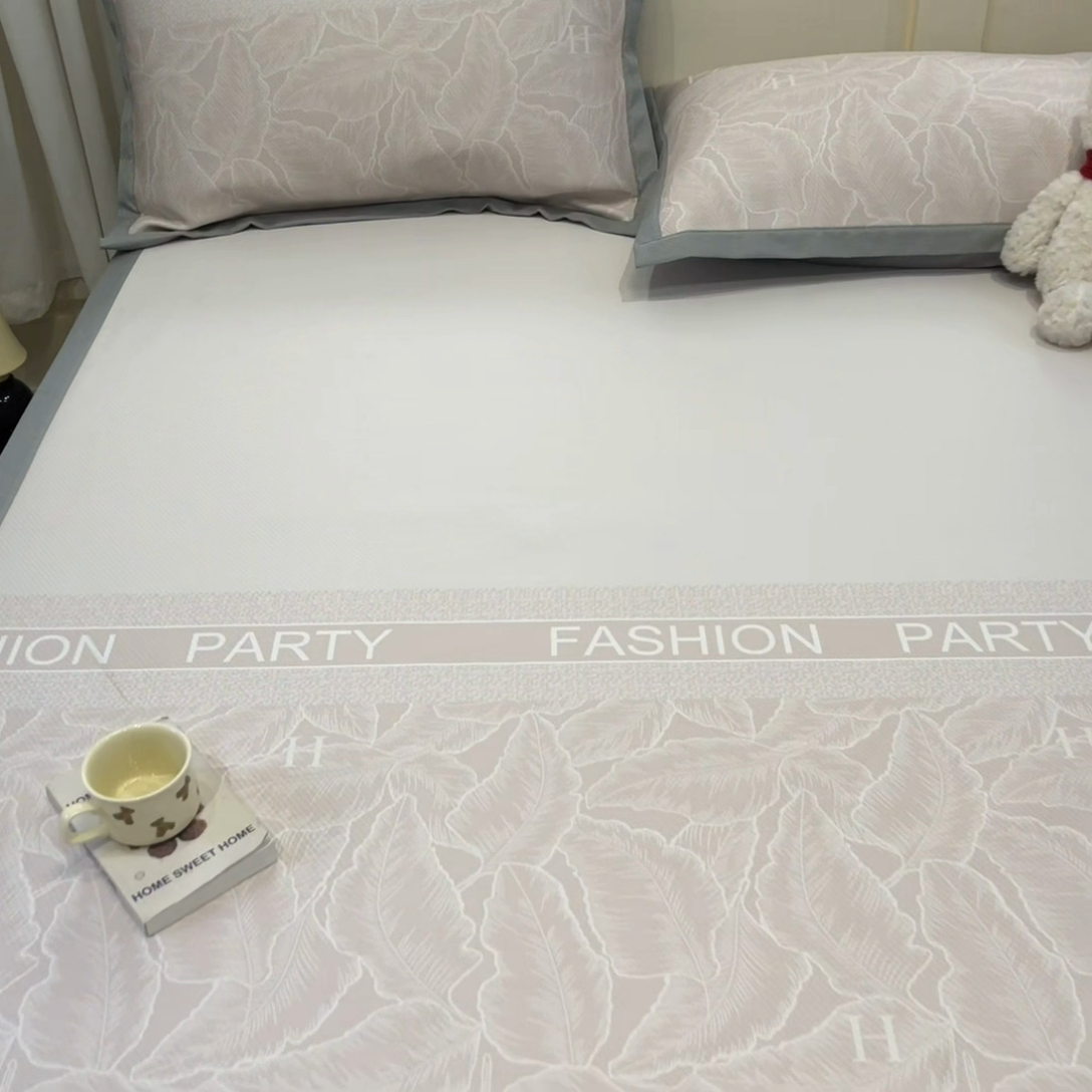 91家纺网 家纺一手货源 找家纺 星座家纺 2025新款复合提花凉感丝凉席三件套平铺款 叶之语-奶咖