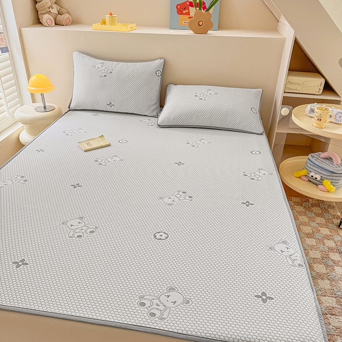 91家纺网 家纺一手货源 找家纺 雪鲨家纺  2025新款凉感冰豆豆凉席凉豆豆三件套冰丝提花软席PE 小熊灰