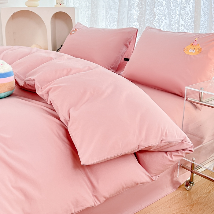 91家纺网 家纺一手货源 找家纺 曼町家居 2025春夏新款40支全棉纯棉水洗棉刺绣四件套 萌趣熊抱--慕斯粉