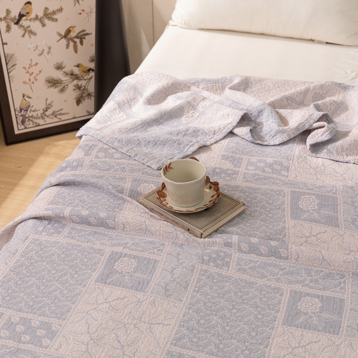 91家纺网 家纺一手货源 找家纺 乐家毛巾被 2025春夏新款三层棉全棉纯棉毛巾被 粉色格子画