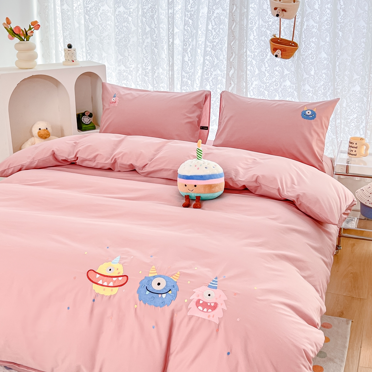 91家纺网 家纺一手货源 找家纺 曼町家居 2025春夏新款40支全棉纯棉水洗棉刺绣四件套 哆啦趣梦--慕斯粉