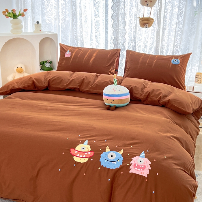 91家纺网 家纺一手货源 找家纺 曼町家居 2025春夏新款40支全棉纯棉水洗棉刺绣四件套 哆啦趣梦-复古咖