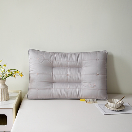 91家纺网 家纺一手货源 找家纺 晚儿2025新款豆本护颈润肤枕 润肤枕-绅士灰48*74cm 