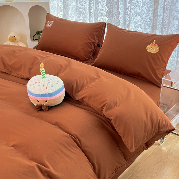 91家纺网 家纺一手货源 找家纺 曼町家居 2025春夏新款40支全棉纯棉水洗棉刺绣四件套 萌趣熊抱-复古咖