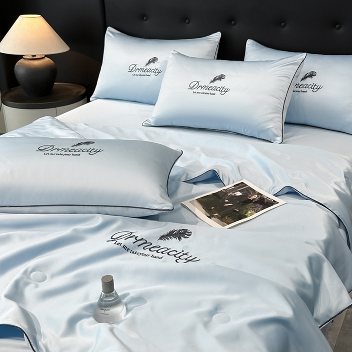 91家纺网 家纺一手货源 找家纺 伊梵居 2025新款水洗真丝刺绣夏被四件套 梦羽-天空蓝